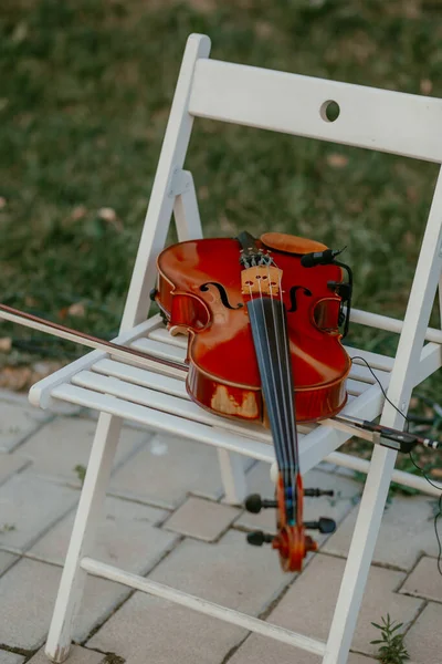 Violino classico con microfono su chiar di legno bianco — Foto Stock