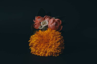 Kabarık ayçiçeğinin üzerindeki yapay şakayık buketi.