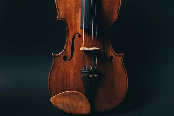 Hermoso instrumento musical de violín sobre fondo negro — Foto de Stock