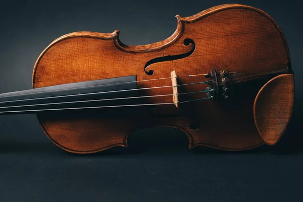 Prachtig viool muziekinstrument op zwarte achtergrond — Stockfoto