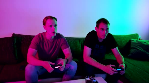 Dois Amigos Felizes Jogando Videogame Ação Sala Estar Sentados Sofá — Vídeo de Stock