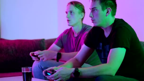 Dois Amigos Felizes Jogando Videogame Ação Sala Estar Sentados Sofá — Vídeo de Stock