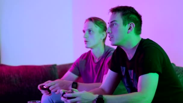 Двоє Щасливих Друзів Грають Відеоігри Вітальні Сидячи Дивані Video Інтенсивна — стокове відео