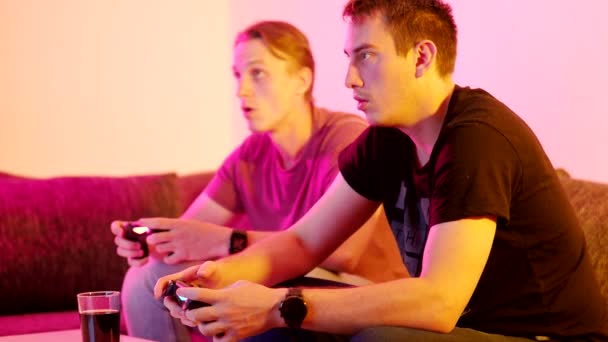 Dois Amigos Adultos Jogando Videogame Ação Sala Estar Sentados Sofá — Vídeo de Stock