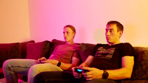 Dos Amigos Adultos Jugando Videojuegos Acción Sala Estar Sentados Sofá — Vídeos de Stock