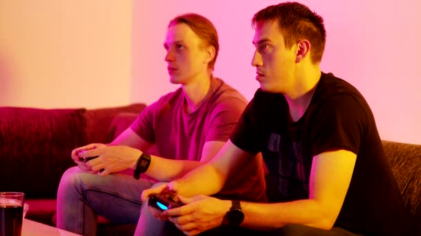 Двоє Дорослих Друзів Грають Відеоігри Вітальні Сидячи Дивані Video Інтенсивна — стокове відео