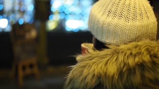 Jovem Mulher Feliz Está Bebendo Soco Quente Noite Fria Inverno — Vídeo de Stock