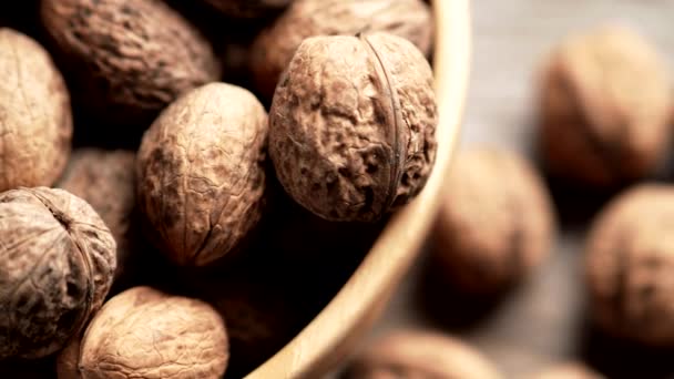 Nueces Frescas Nueces Enteras Tazón Sobre Una Mesa Rústica Madera — Vídeos de Stock