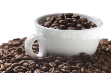 Kavrulmuş kahve çekirdeği arkaplanındaki kahve çekirdekleri. Kahverengi aroma yüzey dokusunu kapatın. Kahve içeceği için siyah kafein.