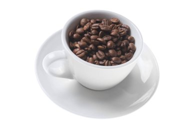 Beyaz arka planda izole edilmiş kahve çekirdekleri ile dolu beyaz kupa. Kahverengi aromalı kahve çekirdeğini kapat. Kahve içeceği için siyah kafein.