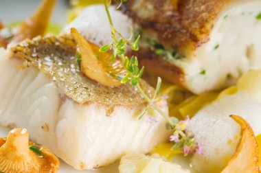 Fırında zander fileto tabakta. Lezzetli balık yemeği - mantarlı Walleye filetosu ve tagliatelle ile servis edilir. Stüdyo çekimi