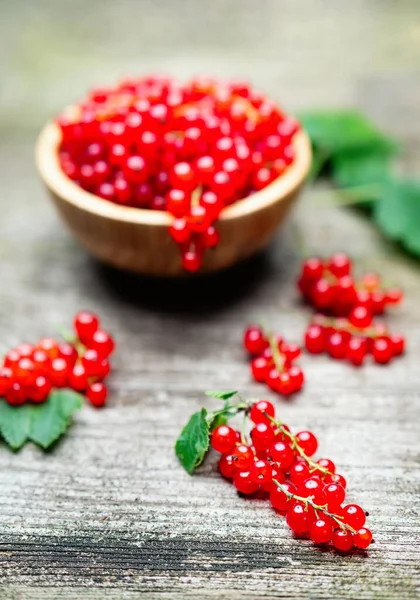 Bacche Ribes Rosso Mature Fresche Con Foglie Una Ciotola Tavolo — Foto Stock