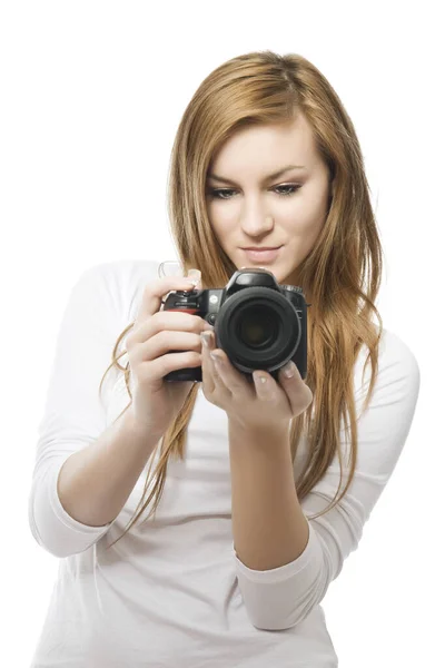摄影是有趣的 年轻美丽的女摄影师带着数码相机和微笑拍照 与白种人隔离 — 图库照片