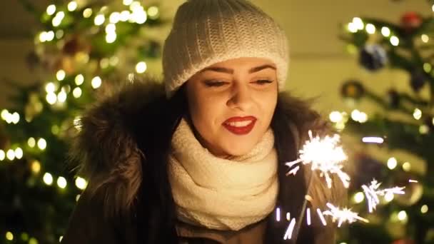 Junge Lächelnde Frau Mit Brennender Wunderkerze Einem Kalten Winterabend Auf — Stockvideo