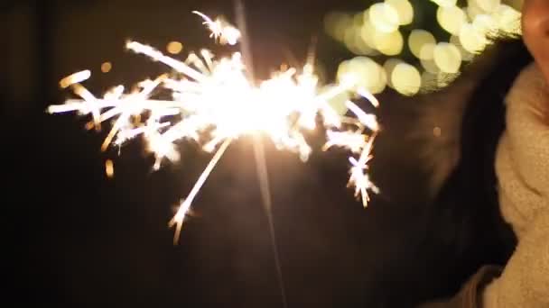 Queimando Sparkler Com Luzes Natal Borradas Slow Motion Video Close — Vídeo de Stock