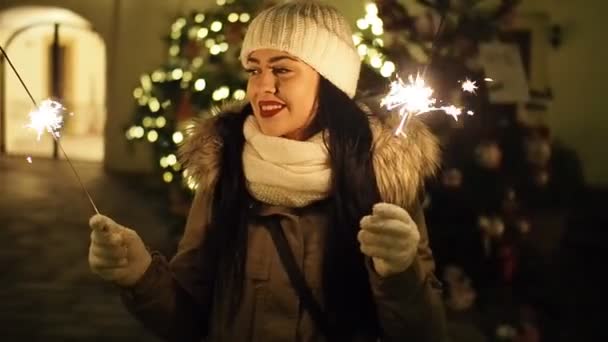 Jonge Glimlachende Vrouw Met Brandende Schittering Koude Winteravond Straat Slow — Stockvideo