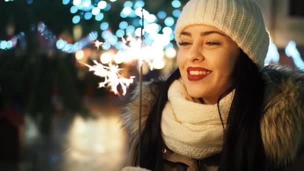 Młoda Uśmiechnięta Kobieta Trzymająca Płonący Blask Chłodny Zimowy Wieczór Ulicy — Wideo stockowe