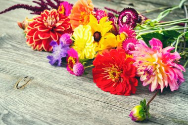 Tatil sonbahar buketi. Eski ahşap arka planda düzenlenmiş renkli çiçek çerçevesi. Reklam metniniz veya tanıtım içeriğiniz için alanı kopyalayın.