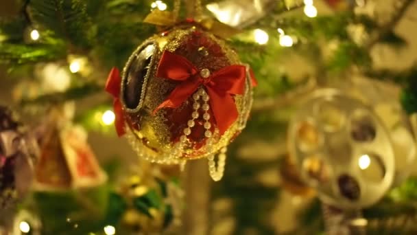 Detail Des Weihnachtsbaums Video Ornamente Lichter Und Nadeln Geringe Schärfentiefe — Stockvideo