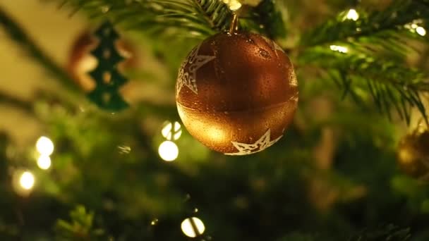 Detail Des Weihnachtsbaums Video Ornamente Lichter Und Nadeln Geringe Schärfentiefe — Stockvideo