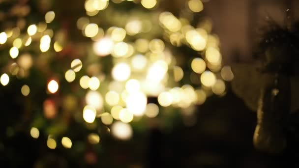 Detail Des Weihnachtsbaums Video Ornamente Lichter Und Nadeln Geringe Schärfentiefe — Stockvideo