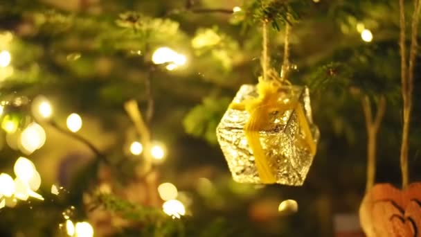 Detail Des Weihnachtsbaums Video Ornamente Lichter Und Nadeln Geringe Schärfentiefe — Stockvideo