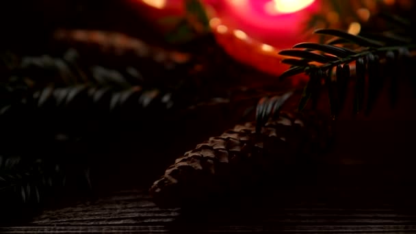 Vánoční Ozdoba Hořícími Svíčkami Tmavém Pozadí Větví Jehlami Video Detailní — Stock video