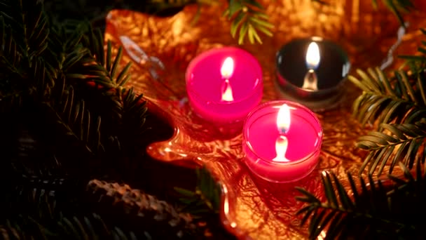 Decorazione Natalizia Con Candele Accese Sfondo Scuro Con Ramo Con — Video Stock