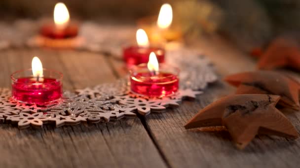 Winterdekoration Mit Brennenden Kerzen Auf Einem Rustikalen Holztisch Video Vordergrund — Stockvideo