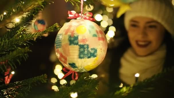 Hermosa Chica Sonriente Mirando Árbol Navidad Iluminado Slow Motion Video — Vídeos de Stock