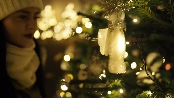 Prachtig Lachend Meisje Starend Naar Verlichte Kerstboom Slow Motion Video — Stockvideo