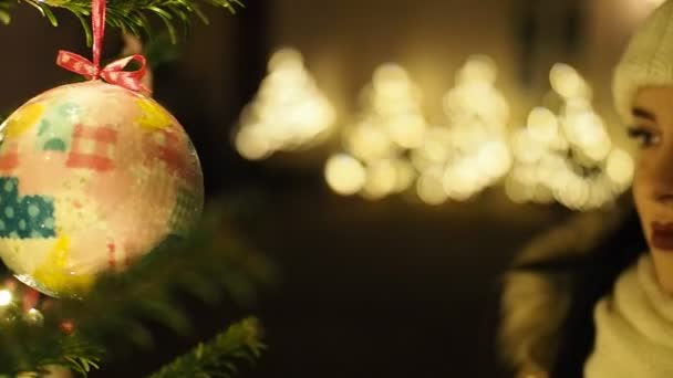 Schöne Lächelnde Mädchen Starren Auf Beleuchteten Weihnachtsbaum Slow Motion Video — Stockvideo