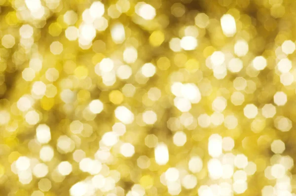 クリスマスと新年の休日は 黄金の輝きの背景をぼやけて ボケの焦点を当てたきらびやかな光と影と抽象的な背景 — ストック写真