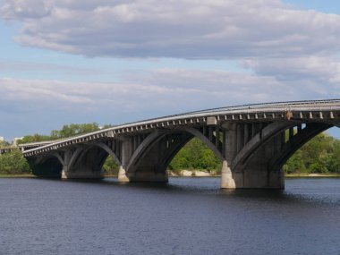 Dinyeper nehri ve metro köprüsünün bulutlu bir günde manzarası, Kyiv, Ukrayna.