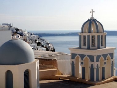 Kilise manzaralı tipik şehir manzarası ve Yunanistan 'ın Thira Santorini adasının tarihi bölümü.