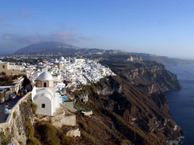 St. Stylianos Katolik Kilisesi Fira Santorini Adası, Yunanistan. Günbatımında, Firavun kasabasının, dağların ve denizin tarihi kısmına bakın..