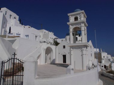 Kilise manzaralı tipik şehir manzarası ve Yunanistan 'ın Fira Santorini adasının tarihi bölümü.