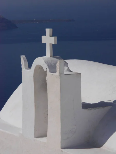 Kilise manzaralı tipik şehir manzarası ve Yunanistan 'ın Fira Santorini adasının tarihi bölümü.