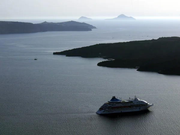 ギリシャのサントリーニ島のFira近くの湾での豪華クルーズ船 日没時の地中海 カルデラの景色 — ストック写真