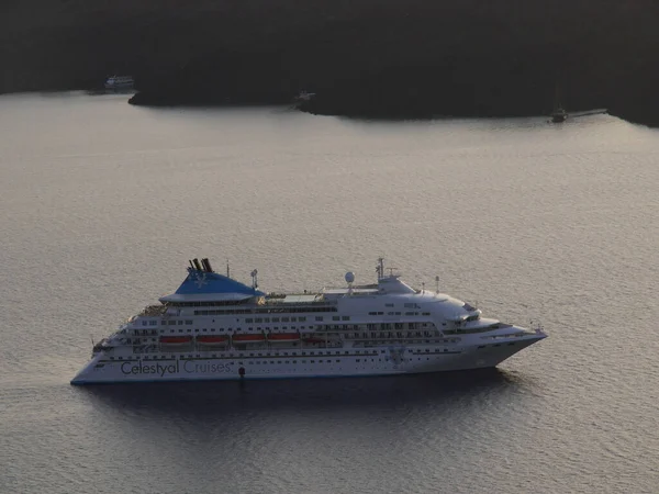 Luxe Cruiseschepen Een Baai Bij Fira Santorini Eiland Griekenland Uitzicht — Stockfoto