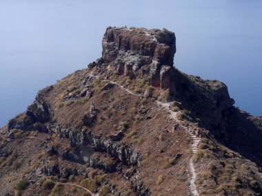 Yunanistan 'ın Santorini adasındaki Fira kasabasından dağların, denizin ve doğanın panoramik manzarası. Kalderanın ve körfezdeki gemilerin görüntüsü..