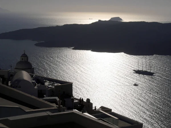 Silhouette Bateau Croisière Luxe Dans Une Baie Près Fira Vue — Photo