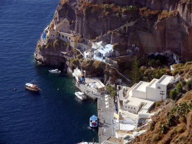 Yunanistan 'ın Santorini adası Fira' nın tarihi kısmının manzarası. Dağların, denizin ve doğanın panoramik manzarası.