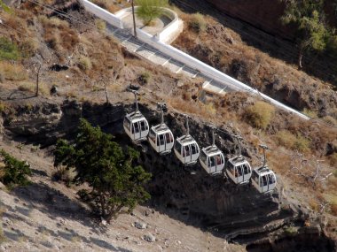 Füniküler, Yunanistan 'ın Fira Santorini adasındaki şehir merkezinden eski limana yolcu taşıyor..
