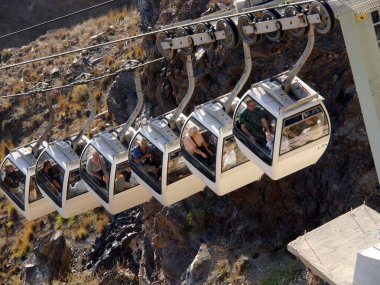 Füniküler, Yunanistan 'ın Fira Santorini adasındaki şehir merkezinden eski limana yolcu taşıyor..