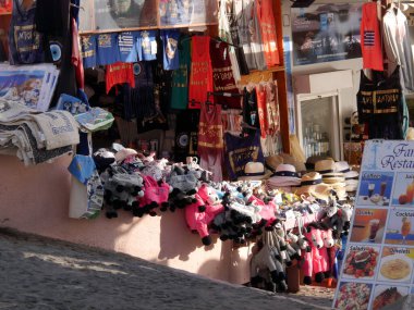  Yunanistan 'ın Santorini adasındaki Fira kasabasındaki hediyelik eşya dükkanları.