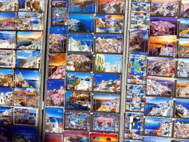 Yunanistan 'ın Santorini adasındaki Fira kasabasındaki hediyelik eşya dükkanları.