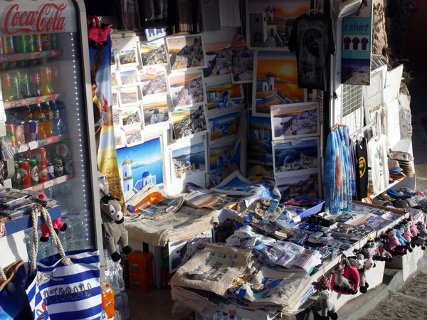  Yunanistan 'ın Santorini adasındaki Fira kasabasındaki hediyelik eşya dükkanları.