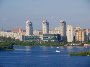 Dnipro Nehri manzarası, Kyiv Köprüsü ve Kyiv 'in sol kıyısı. Eski Sovyet apartmanları ve yeni lüks evler..