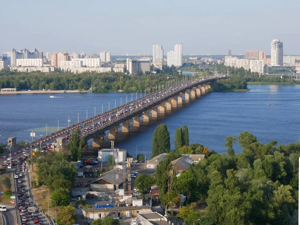 Dnipro Nehri manzarası, Kyiv Köprüsü ve Kyiv 'in sol kıyısı. Eski Sovyet apartmanları ve yeni lüks evler..